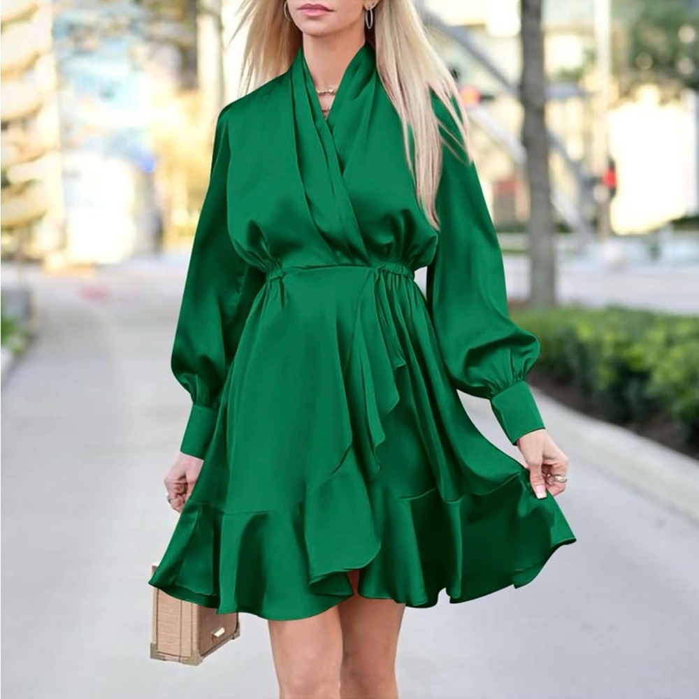 Women’s puffy long sleeve green satin dress size small EUC